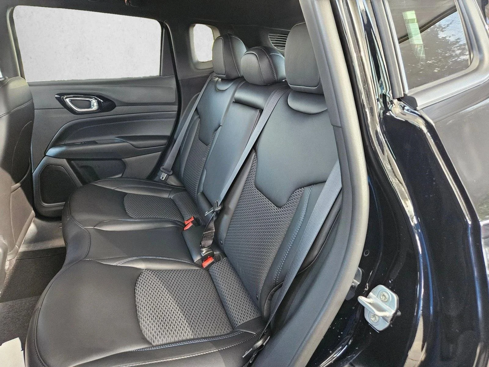 New 2026 Diamond Black Crystal Pearlcoat Jeep Latitude Altitude image 12