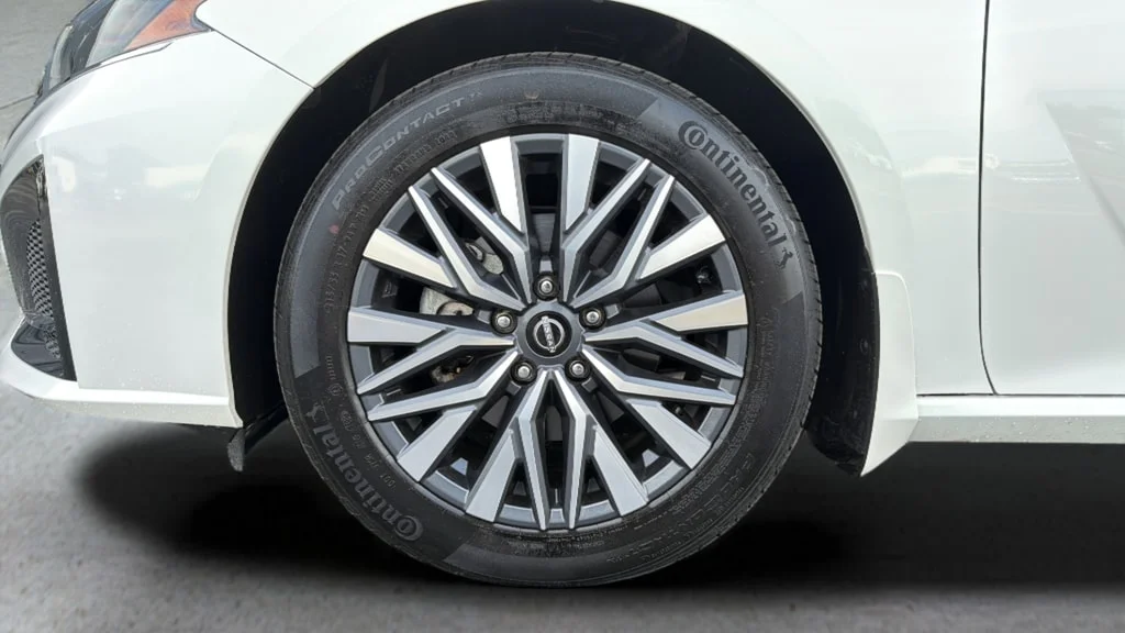 Used 2023 Pearl White Tricoat Nissan 2.5 SV image 28