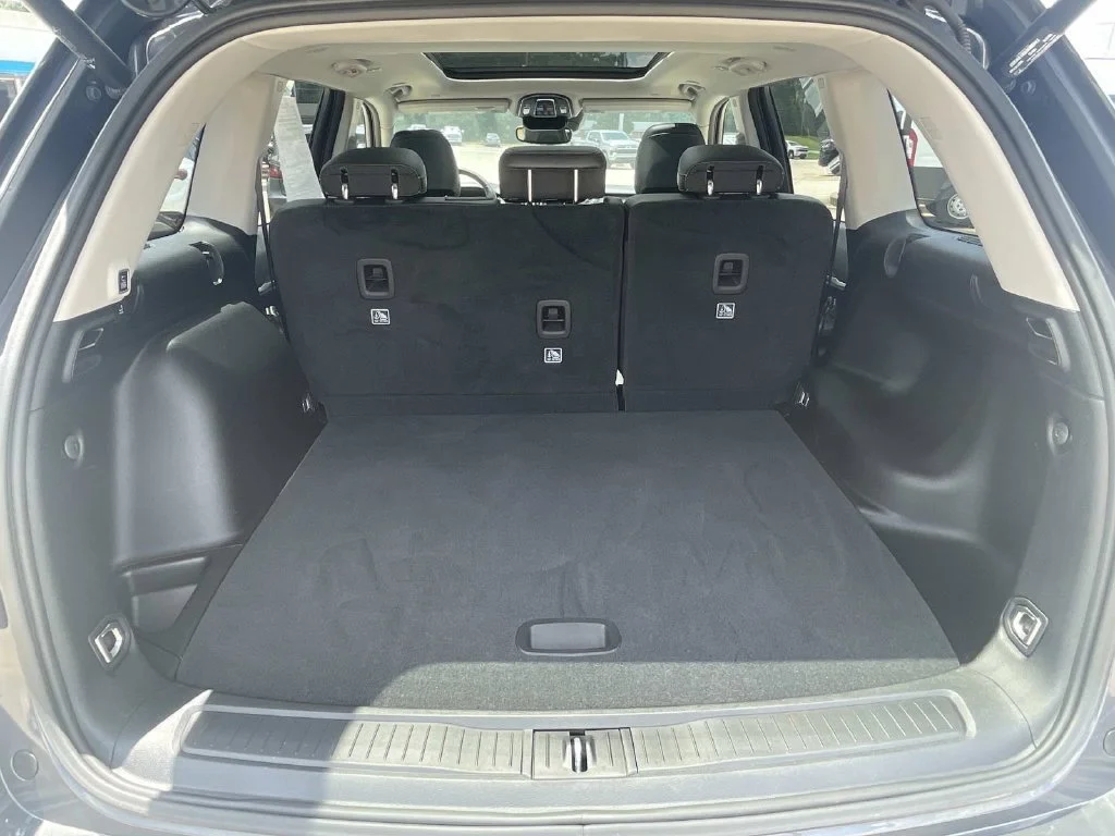 Used 2023 Gray Jeep Limited 4x2 image 8