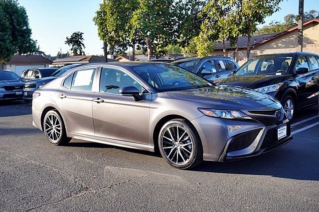 Used 2023  Toyota SE image 5