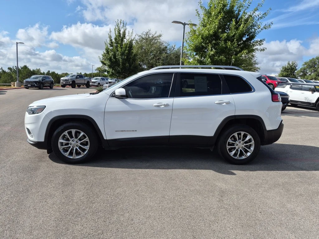 Used 2021 White Jeep Latitude Lux image 5
