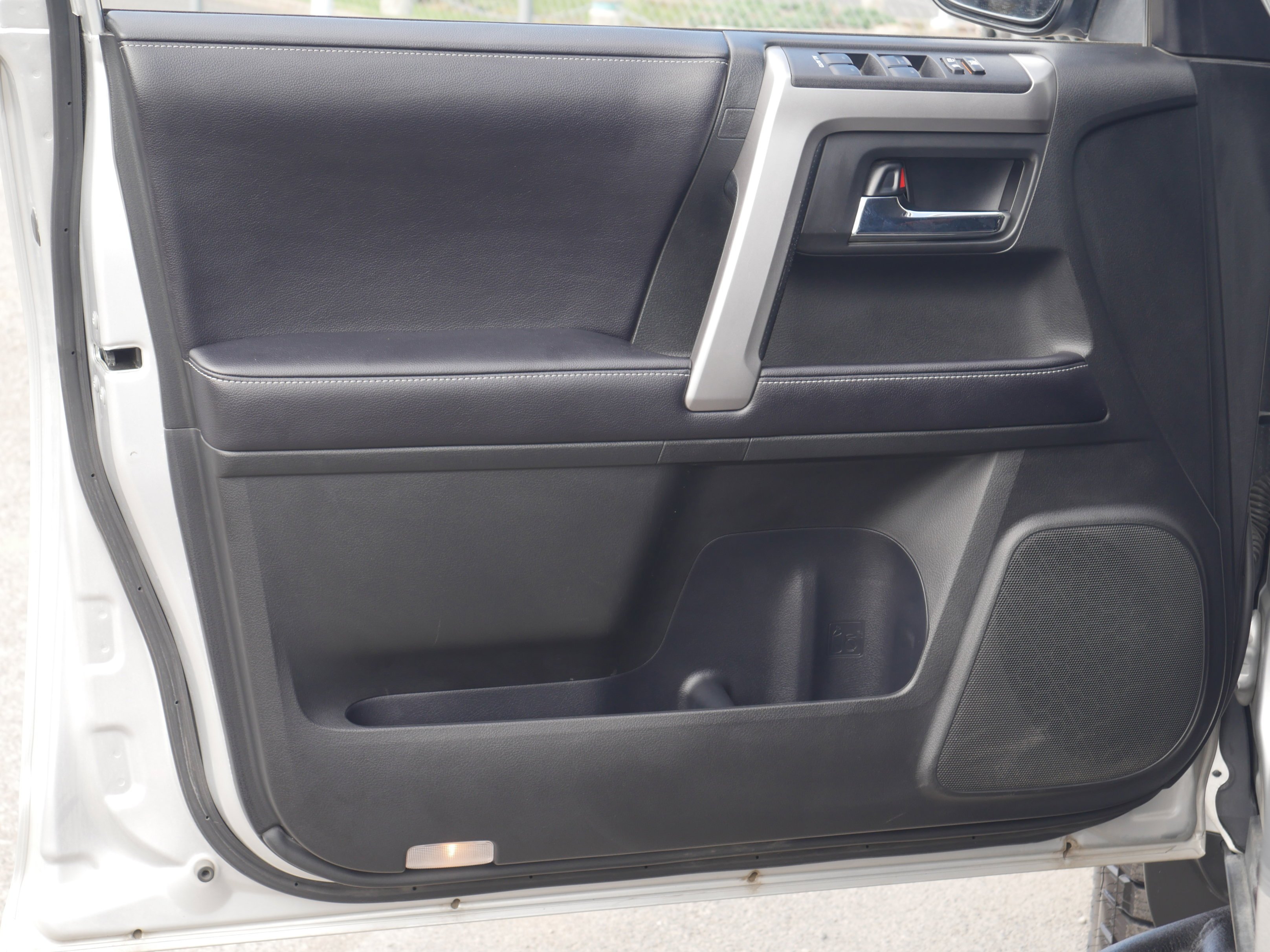 Used 2018 Classic Silver Metallic Toyota SR5 image 32