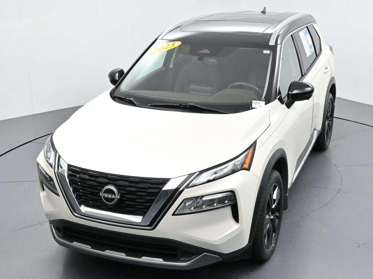 Used 2023 Pearl White Tricoat/Super Black Nissan SL image 39