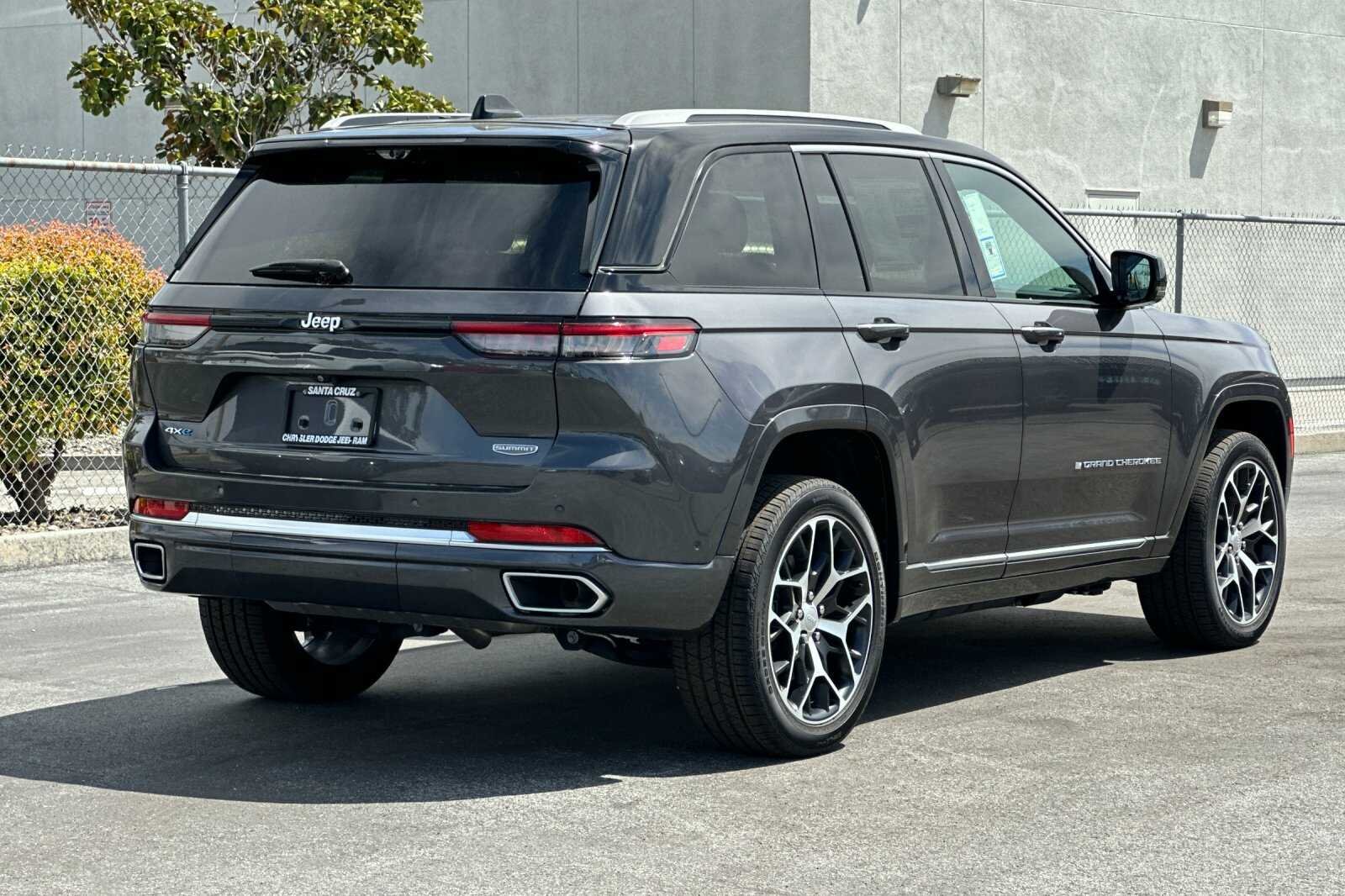 New 2022 Baltic Gray Metallic Clearcoat Jeep Summit image 4