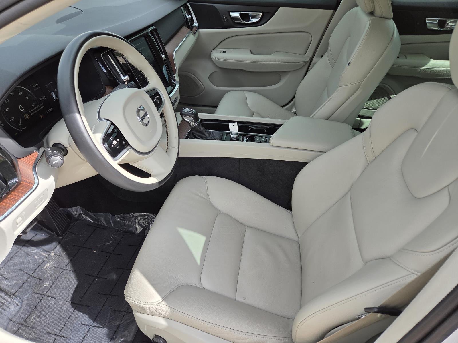 Used 2019 Crystal White Pearl Metallic Volvo Momentum image 29