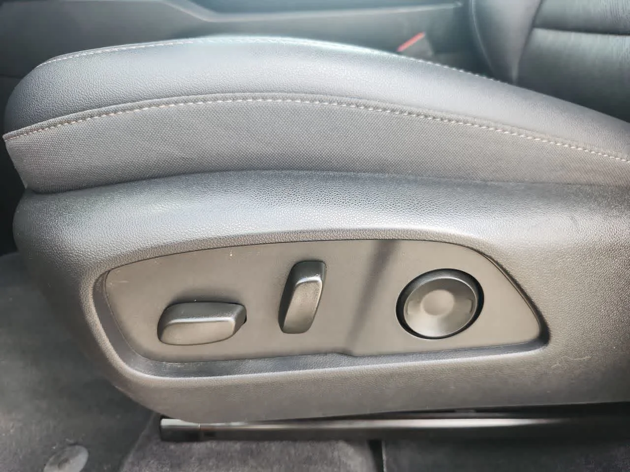 Used 2025 Mosaic Black Metallic Chevrolet AWD LT image 13