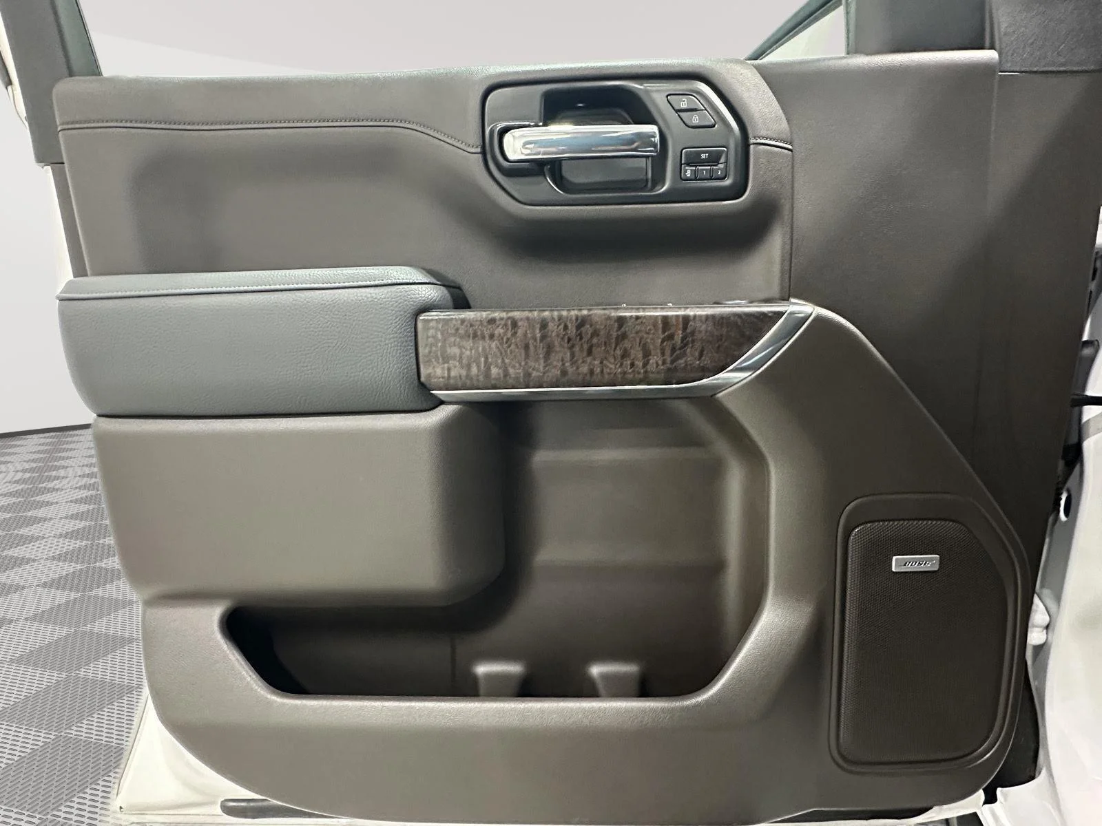 Used 2022 WHITE FROST TRICOAT GMC Denali image 20