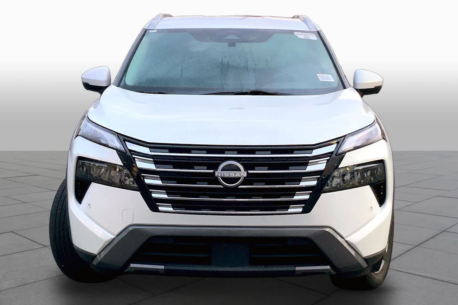 Used 2024 Everest White Pearl Nissan SL image 4