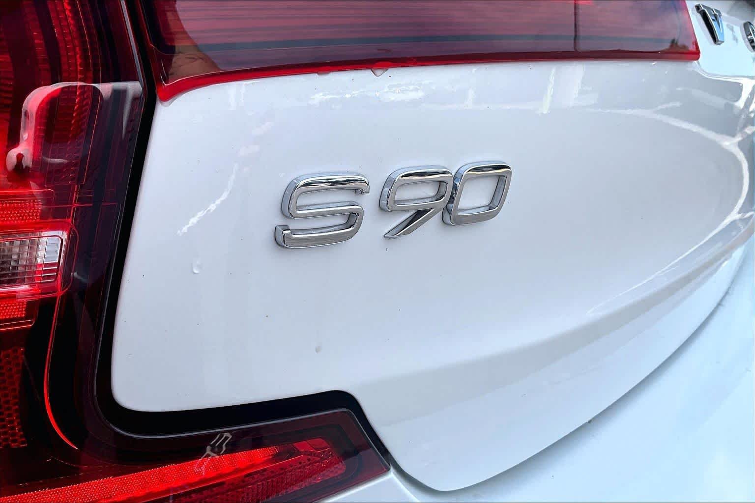 Used 2018 Crystal White Pearl Metallic Volvo Momentum image 10