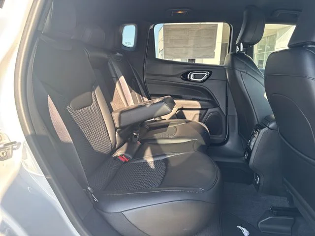 New 2026 White Jeep Latitude image 30