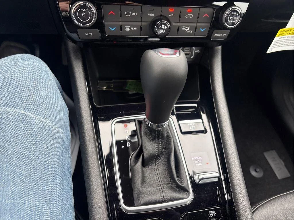 New 2026 Hydro Blue Pearlcoat Jeep Latitude Altitude image 27