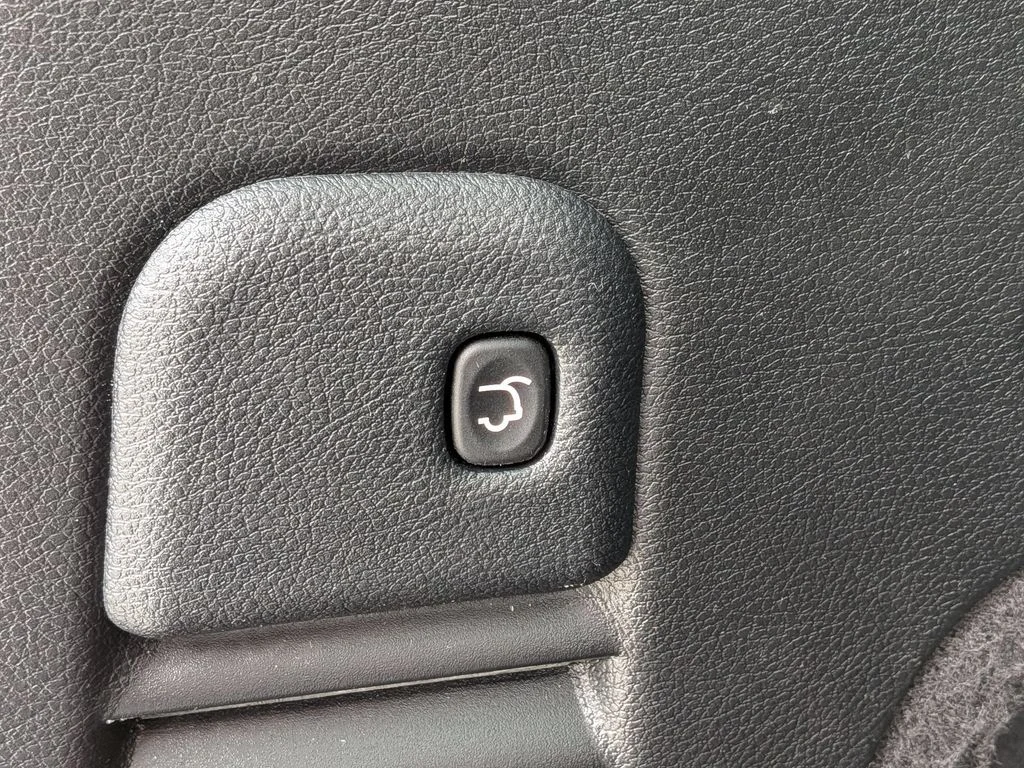 Used 2020 White Jeep Laredo image 7
