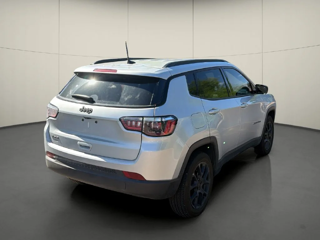 Used 2025 Silver Jeep Latitude image 7