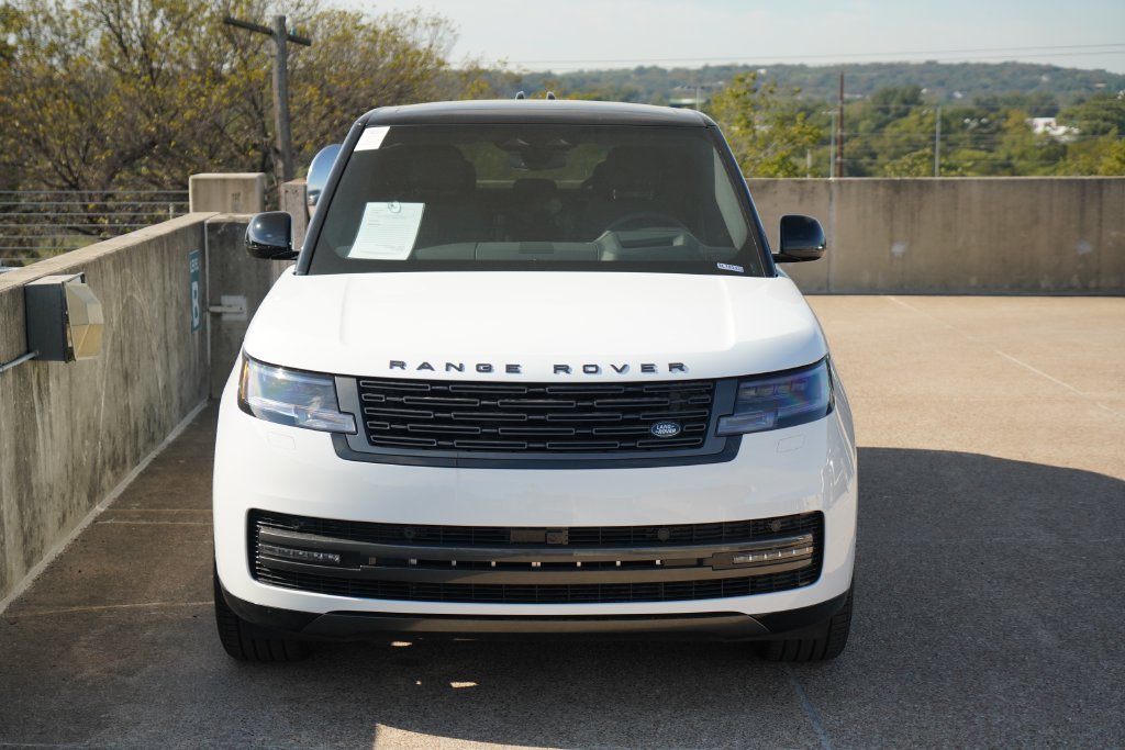 New 2027 Fuji White Land Rover SE image 4