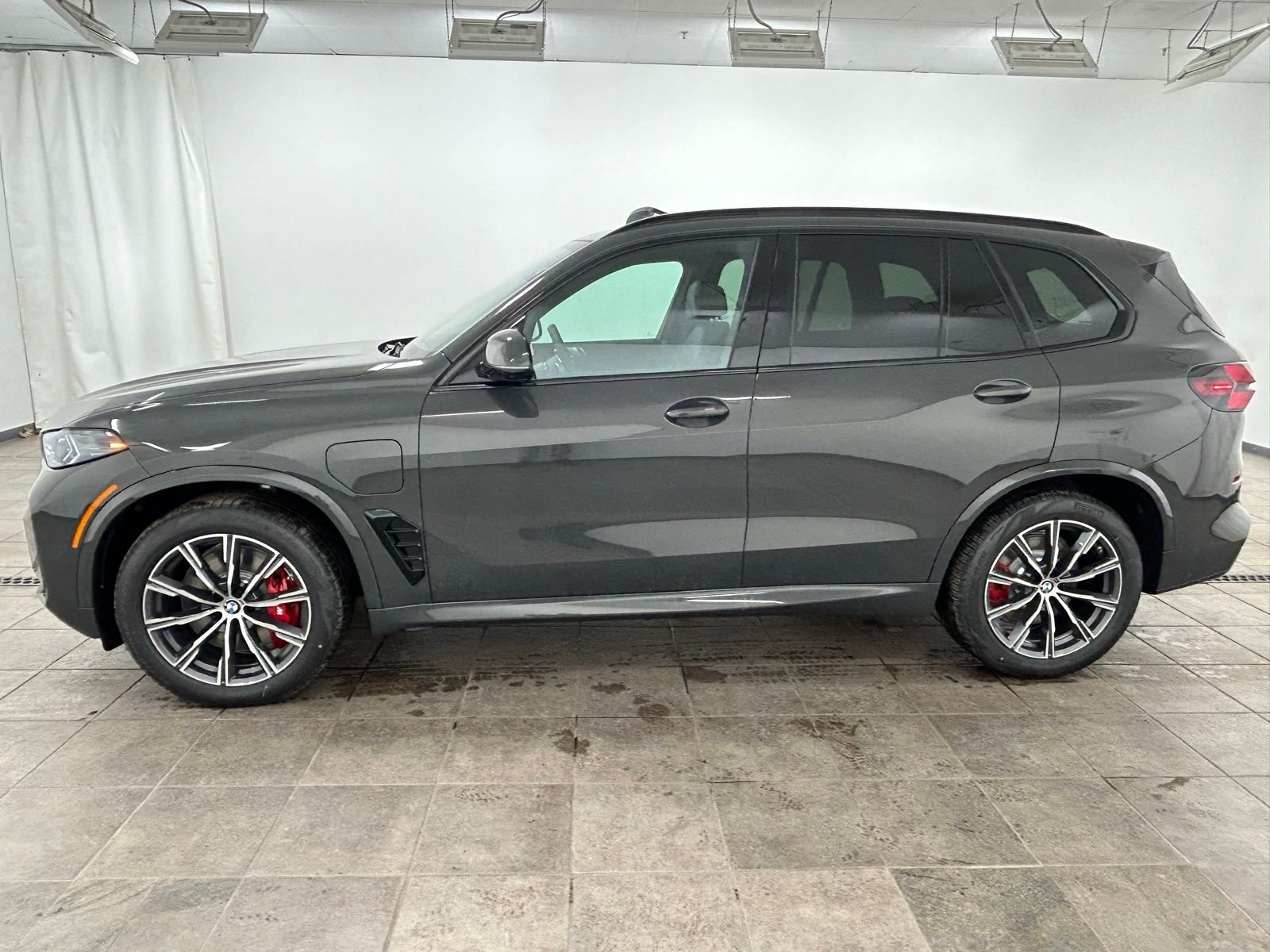 New 2026 Dravit Gray Metallic BMW xDrive50e image 2