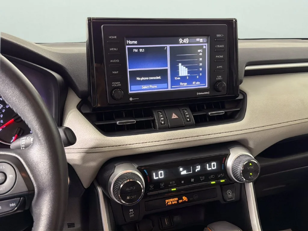 Used 2020  Toyota XLE Premium image 23