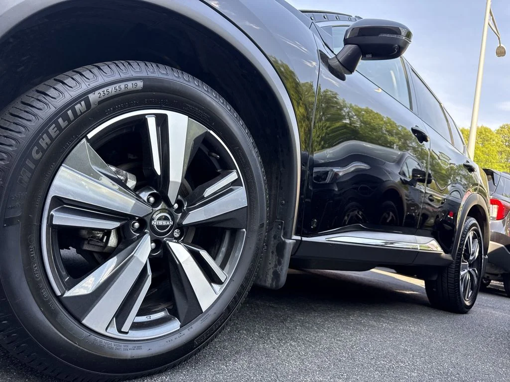 Used 2023 Black Nissan Platinum image 8