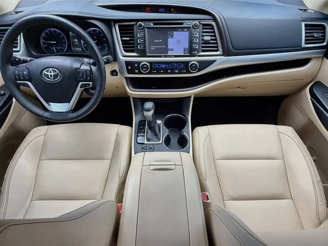 Used 2018 Blizzard Pearl Toyota XLE image 15