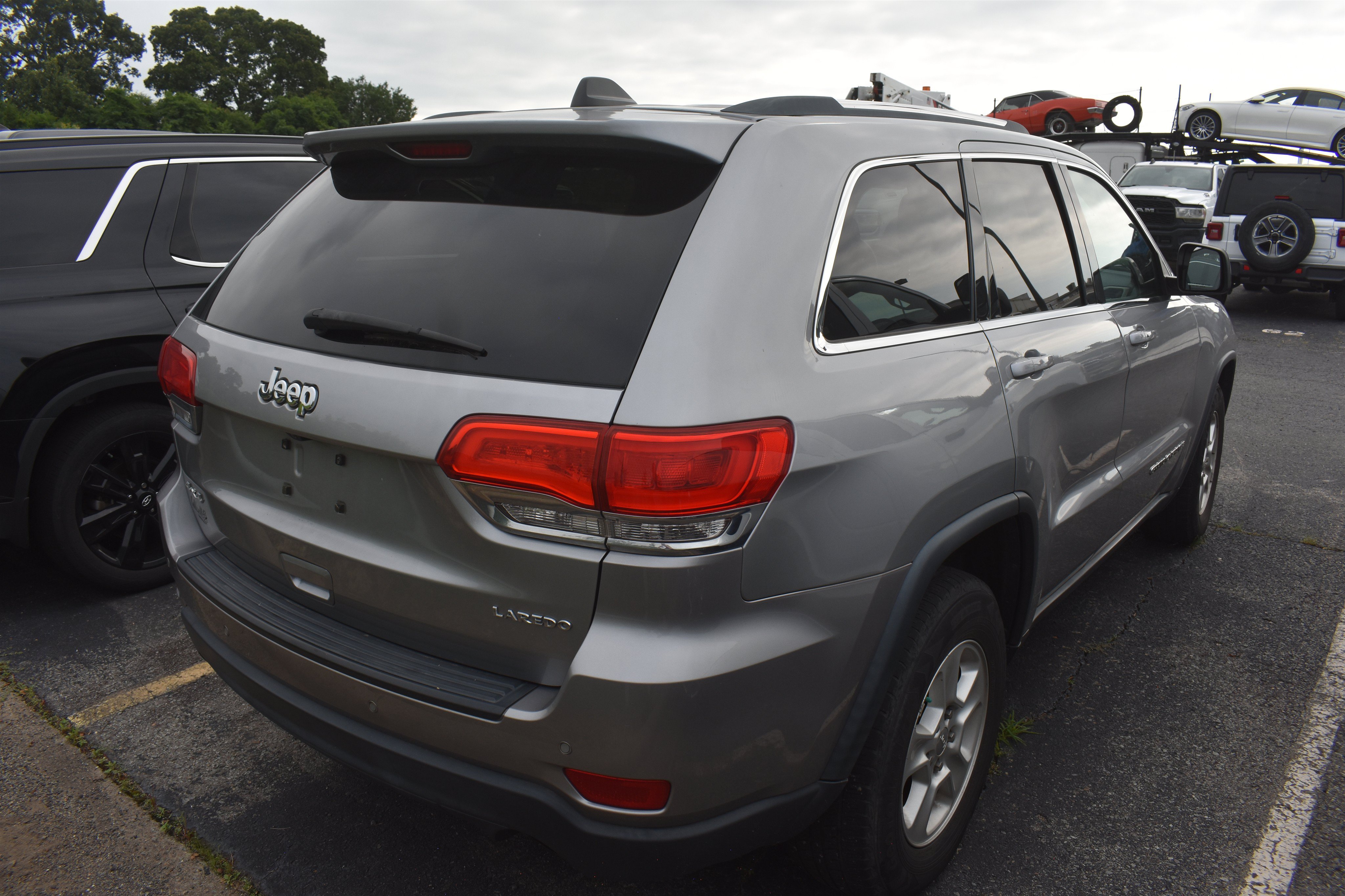 Used 2017 Billet Silver Metallic Clearcoat Jeep Laredo image 4