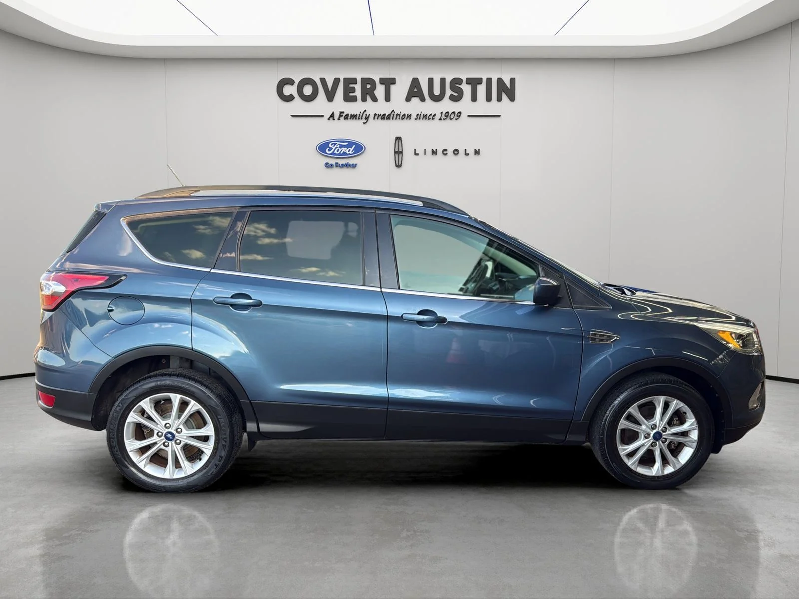 Used 2018 Blue Ford SE image 6