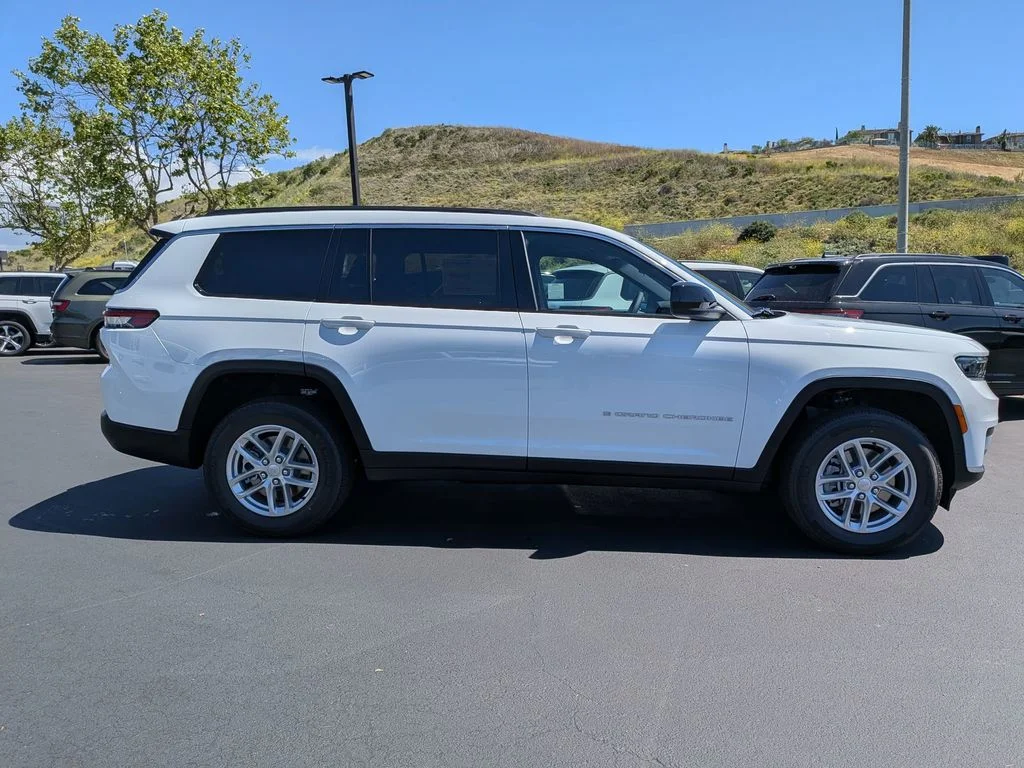 New 2026 Bright White Clear-Coat Exterior Paint Jeep Laredo image 4