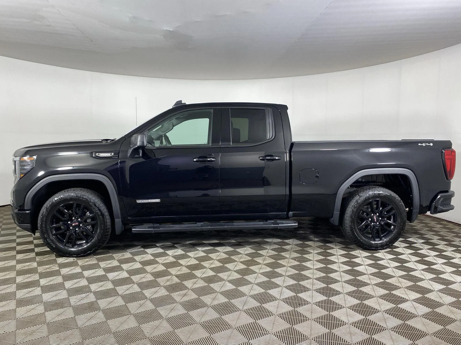 Used 2024 Onyx Black GMC Elevation image 4