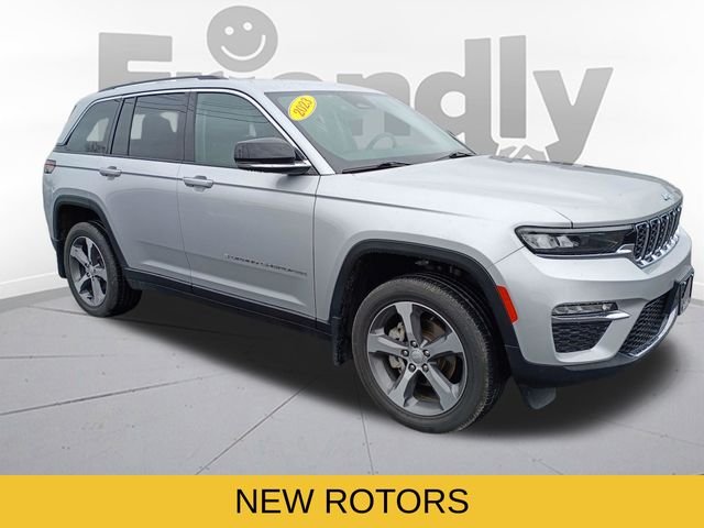 Used 2023 Silver Jeep Limited image 5
