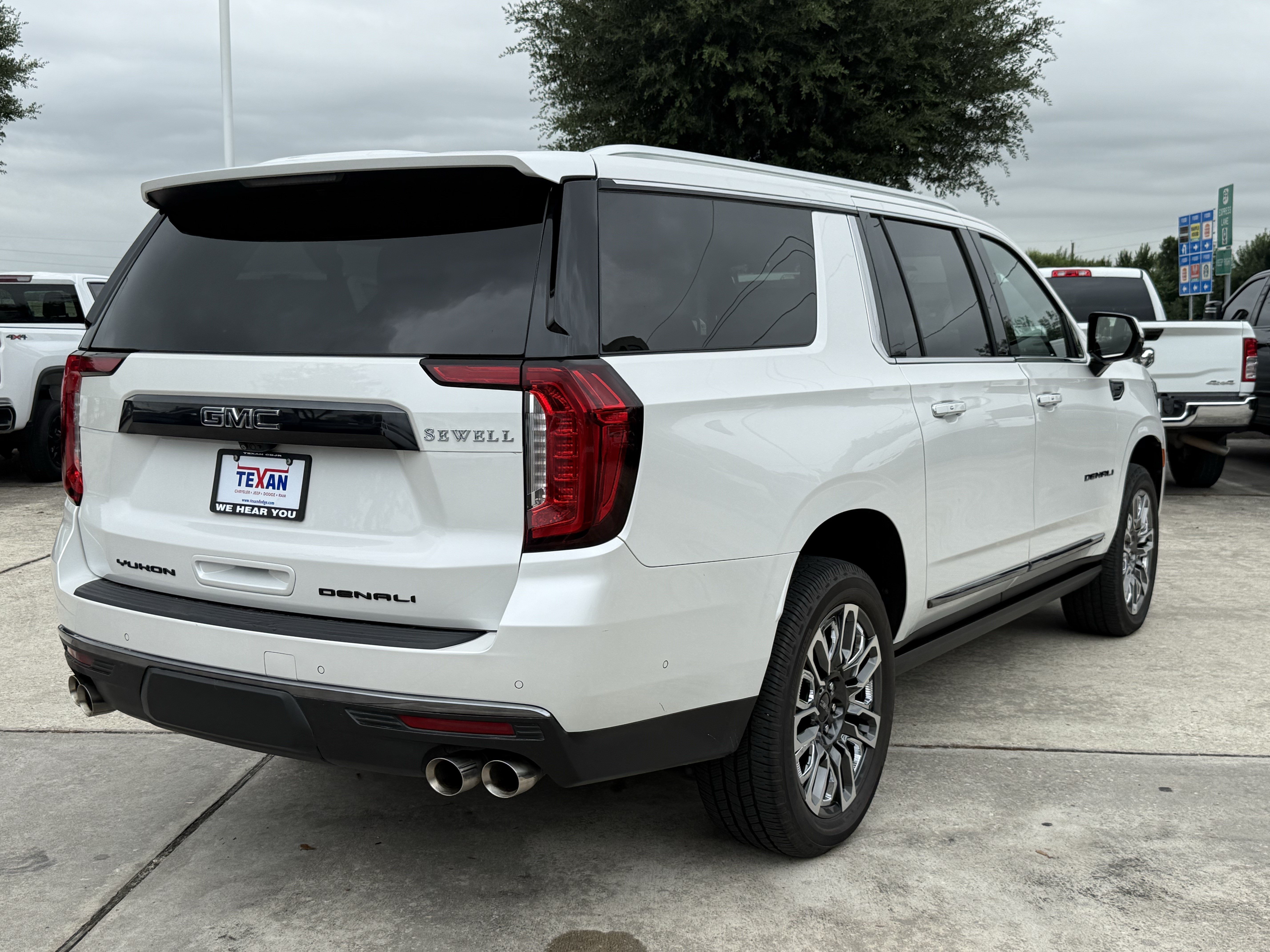 Used 2023 White Frost Tricoat GMC Denali Ultimate image 4