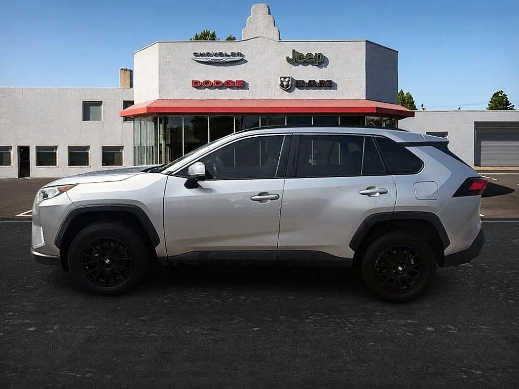 Used 2018 Black Toyota XLE image 2