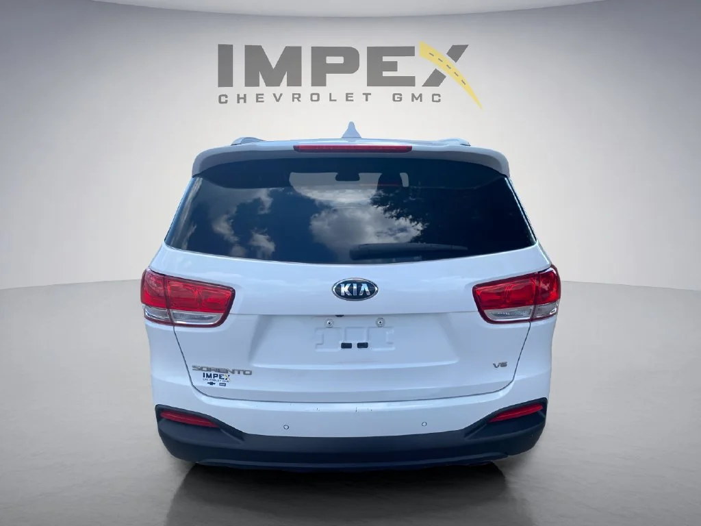 Used 2017  Kia LX V6 image 4