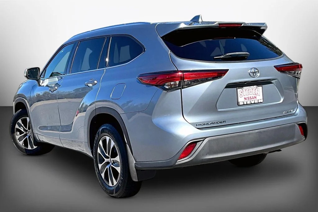 Used 2021 Silver Toyota XLE image 4