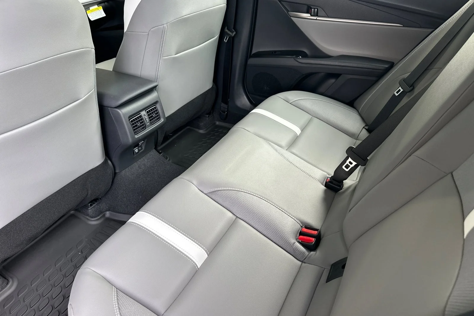 2026 Toyota Camry SE - Photo 11