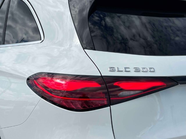 New 2027 Polar White Mercedes-Benz GLC 300 image 10