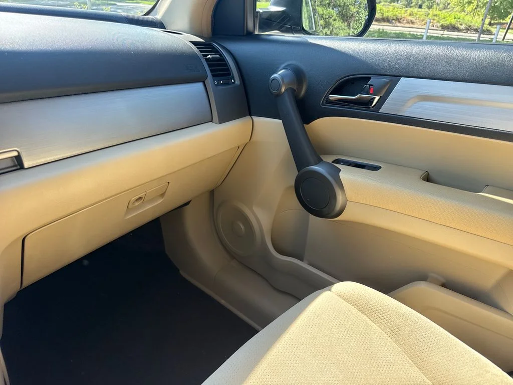 Used 2011 Polished Metal Metallic Honda SE image 17