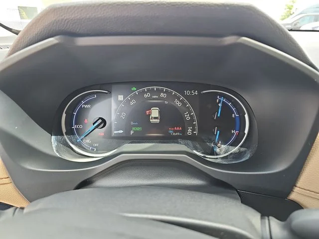 Used 2025 White Toyota LE image 19