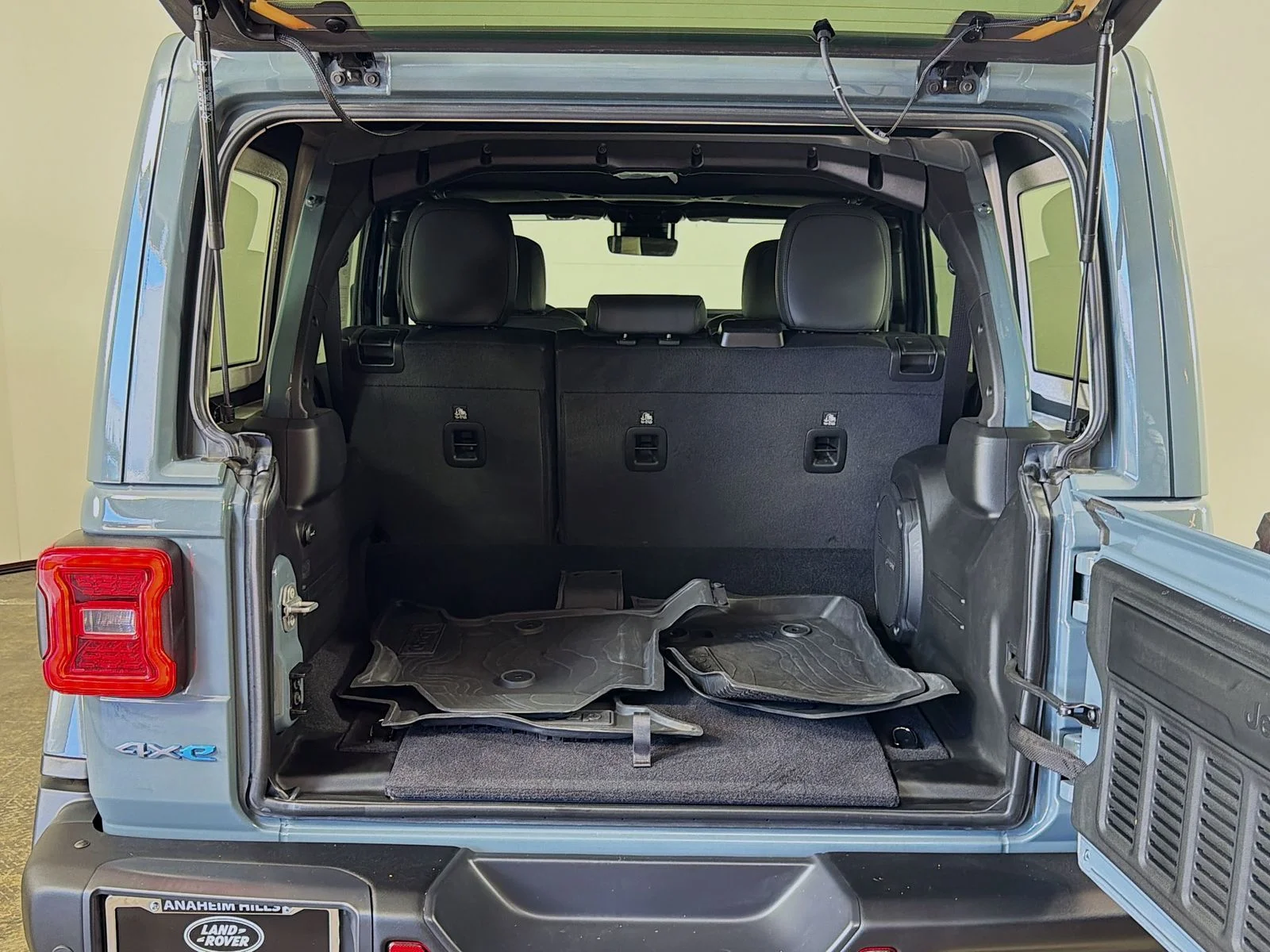Used 2025 Anvil Clear Coat Jeep Rubicon 4xe image 27