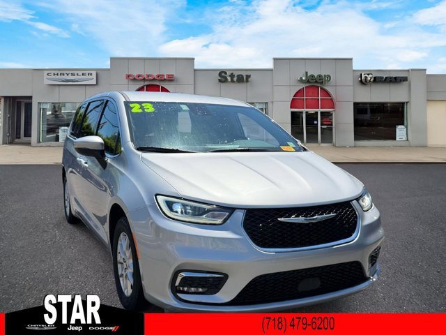 2023 Chrysler Pacifica Touring L's photo