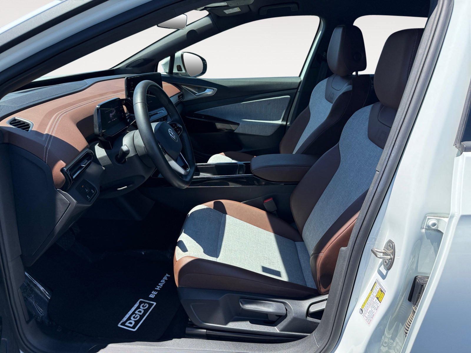 Certified Used 2023 Pure White Volkswagen Pro image 10