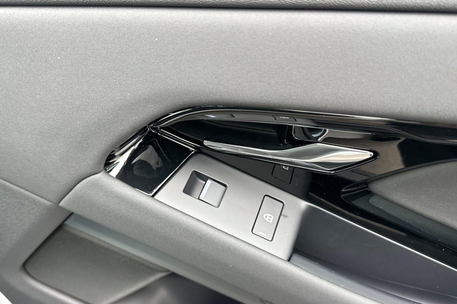 New 2026 Fuji White Land Rover S image 18