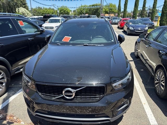 Used 2019 Black Volvo R-Design image 1