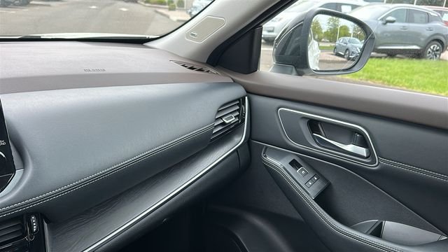 Used 2023 White Nissan Platinum image 21