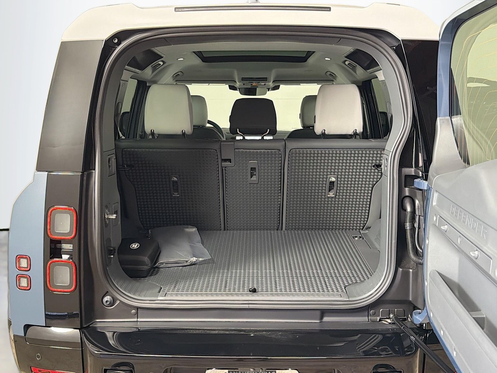 New 2026 Tasman Blue Land Rover X-Dynamic SE image 29