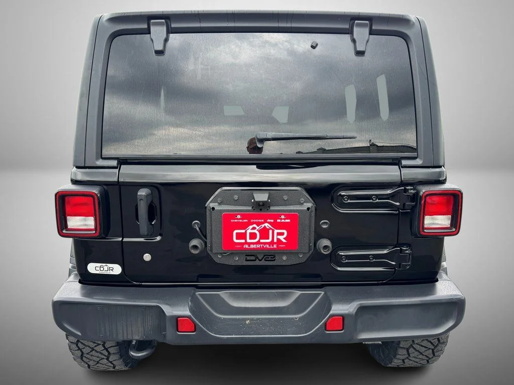 Used 2020 Black Jeep Unlimited Sahara image 7