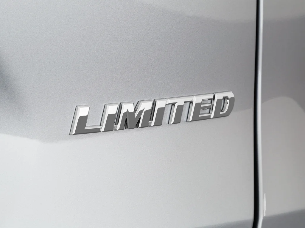 Used 2020 Silver Toyota XLE image 60