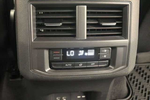Used 2023  Volkswagen 3.6L V6 SE w/Technology image 17