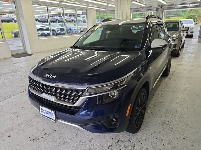 Used 2022  Kia Nightfall image 2