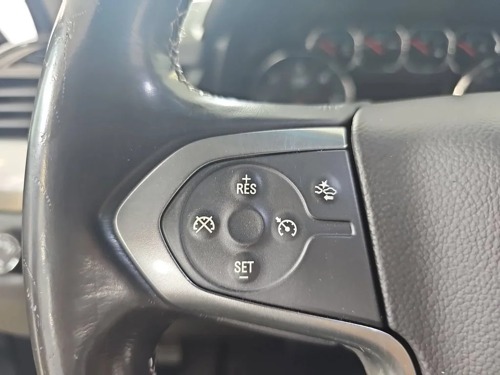 Used 2018 SUMMIT WHITE Chevrolet LT image 23