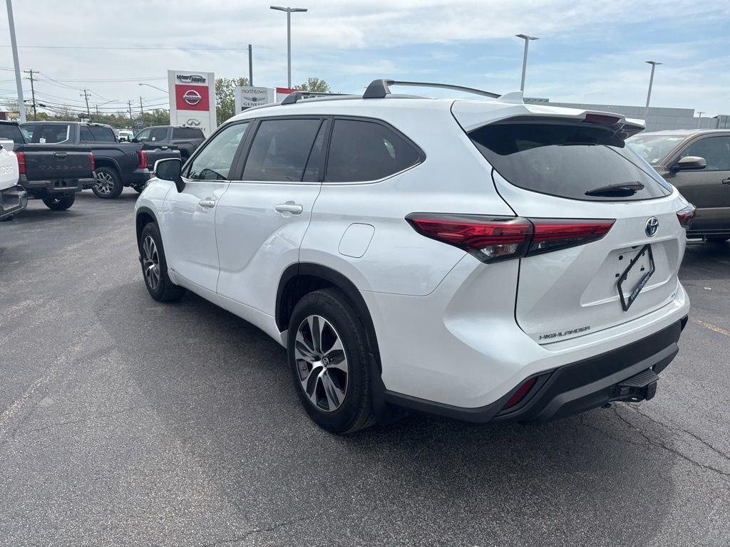 Used 2023 Pearl Toyota XLE image 6