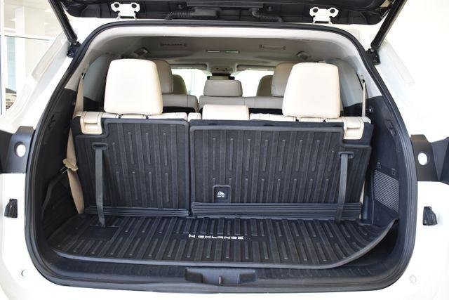 Certified Used 2020 BLIZZARD PEARL Toyota  image 9
