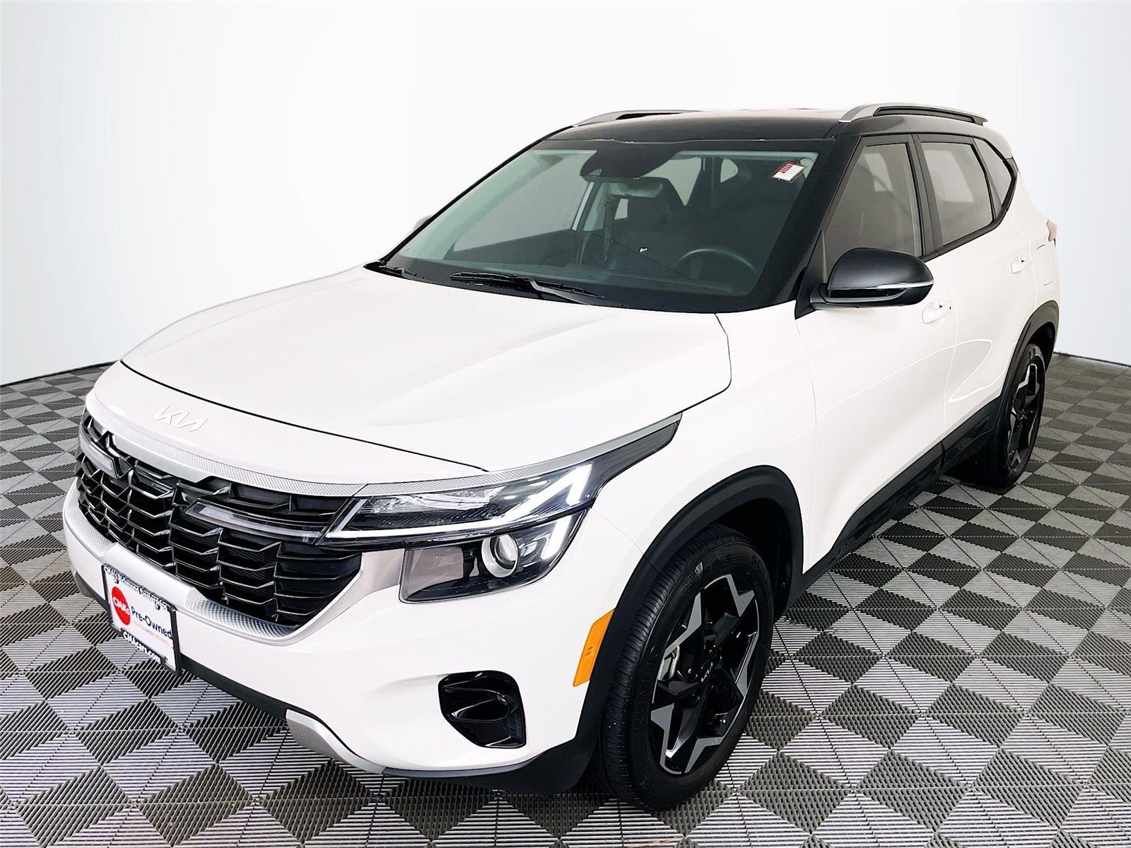 Used 2025 Clear White/Fusion Black Roof Kia S image 3